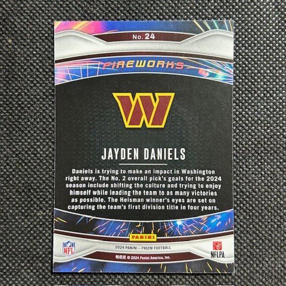 2024 Panini Prizm - Fireworks Jayden Daniels #24 (RC) Rookie Commanders - Picture 2 of 2